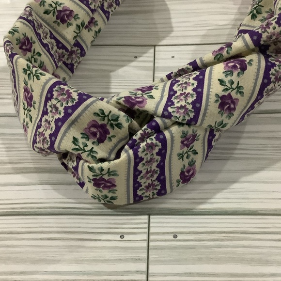 Handmade purple floral elastic fabric headband - Picture 4 of 5